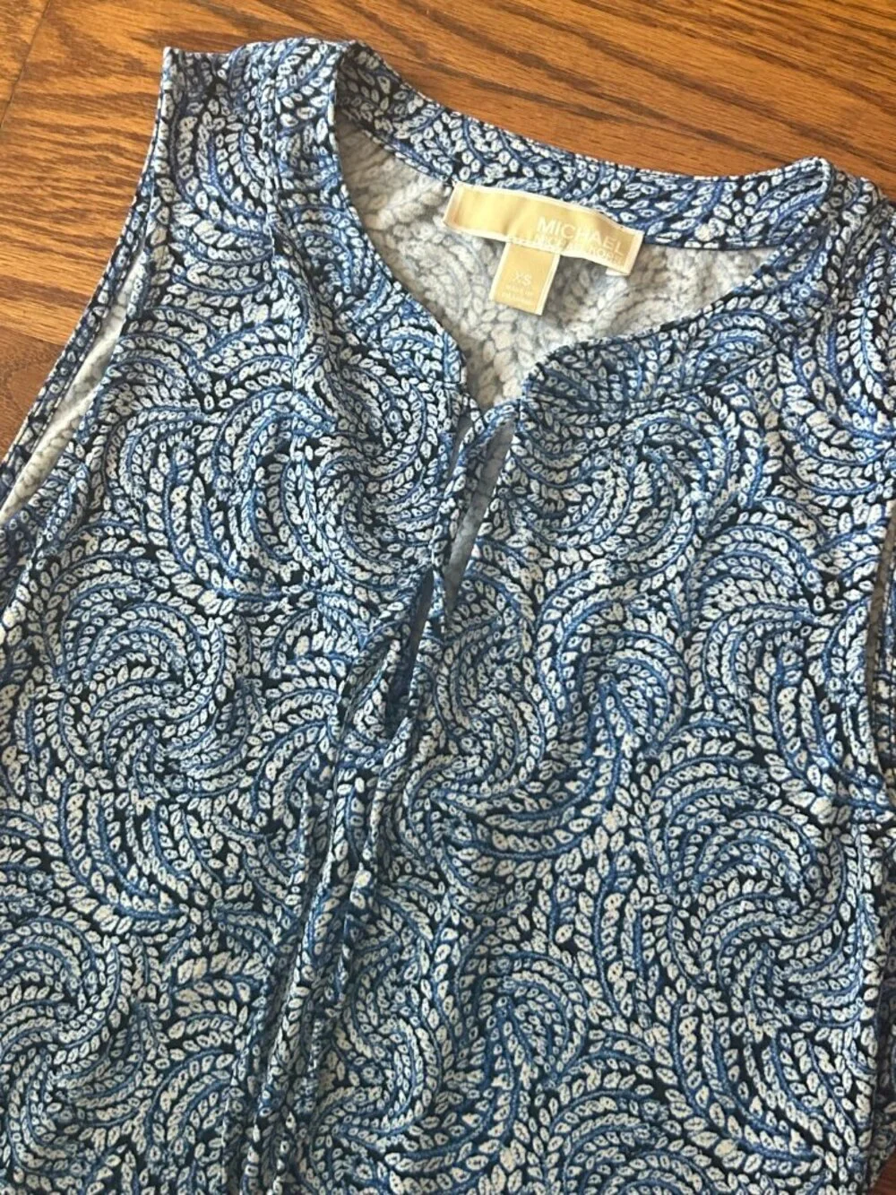 Michael Kors Sleeveless Shift Dress Ruffle Pleated Hem Size XS V-Neck in pristin